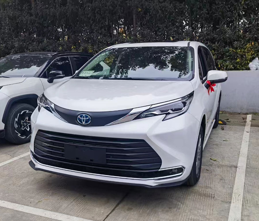 Guangzhou, China self driving rental Toyota Senna 7-seater Gravia business vehicle