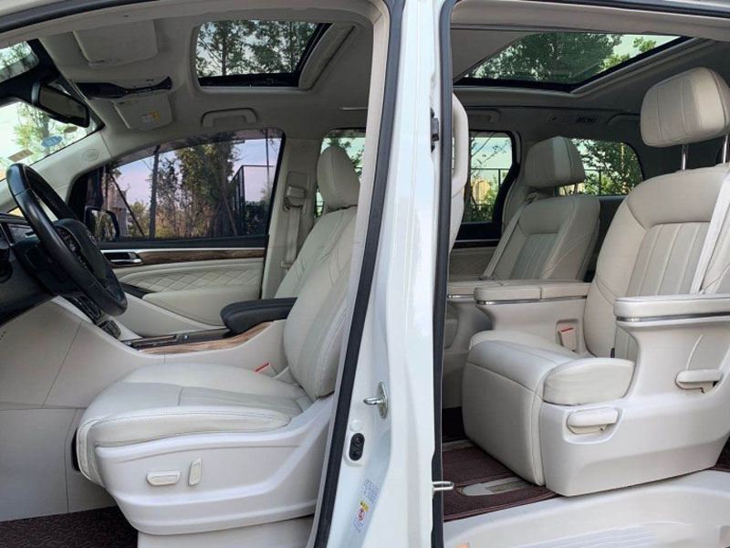 Guangzhou Rents Seven seater GAC Trumpchi GM8 Business Charter for Rent