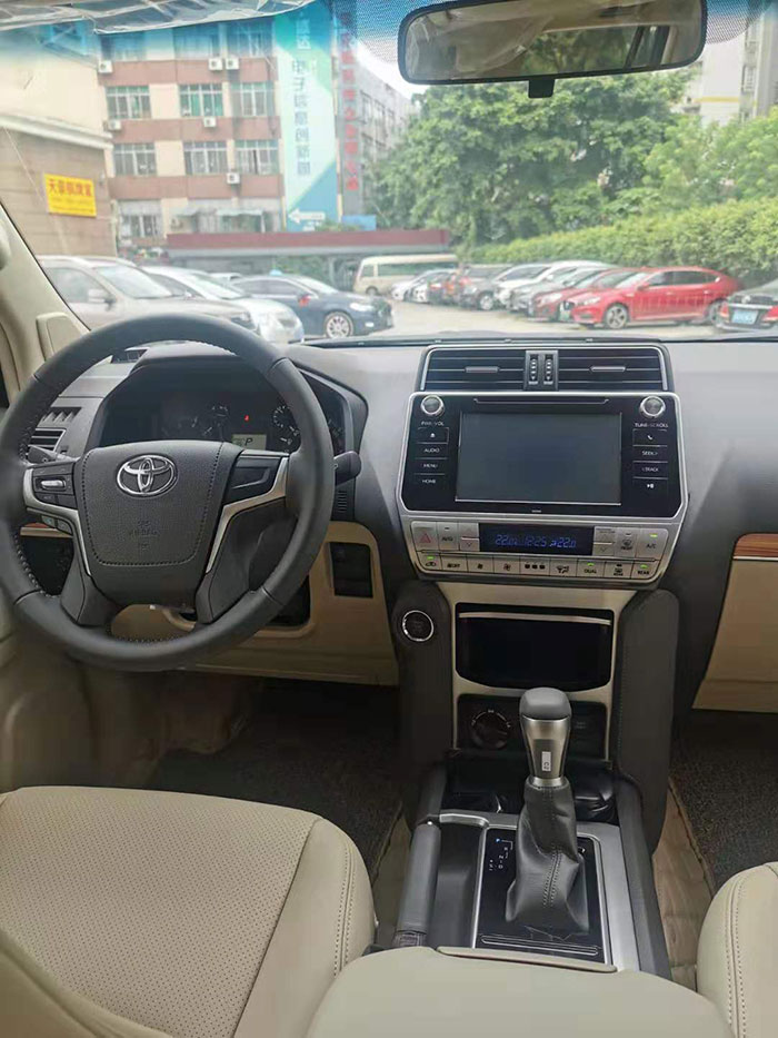 Guangzhou equipped driver self driving rental 7-seater land cruiser Toyota Land Cruiser SUV off-road vehicle