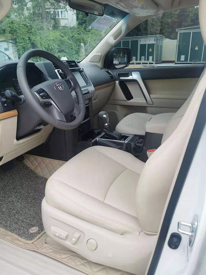 Guangzhou equipped driver self driving rental 7-seater land cruiser Toyota Land Cruiser SUV off-road vehicle