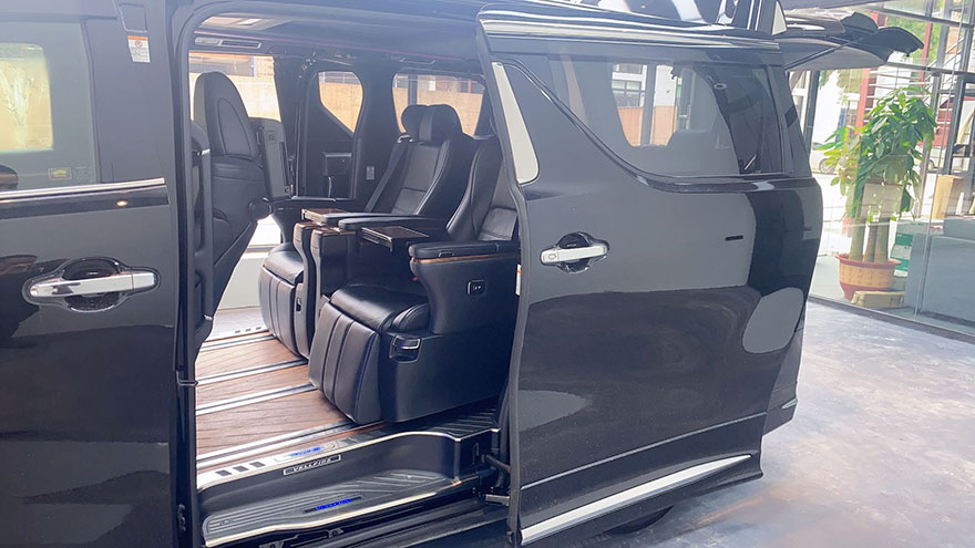 Guangzhou offers rental of Toyota Alphard MPV with driver for a private day