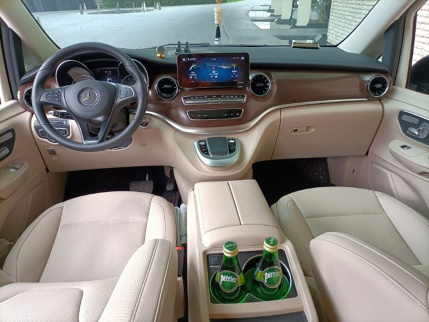 Renting the latest Mercedes Benz V260L luxury dual electric door 7-seater MPV from Guangzhou,Guangdong