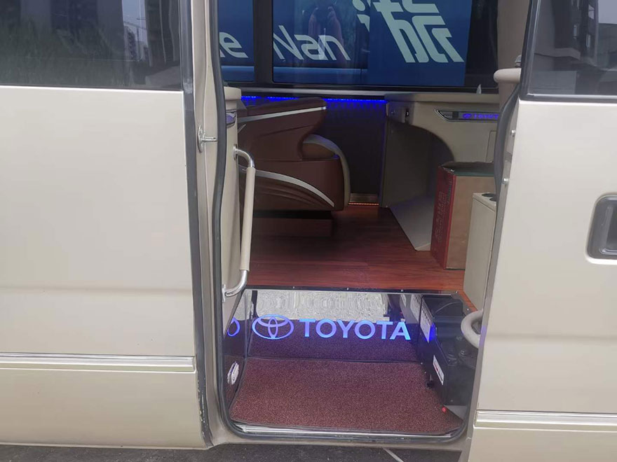 Guangdong Guangzhou Luxury Toyota Coaster Business Car Rental Company with Driver