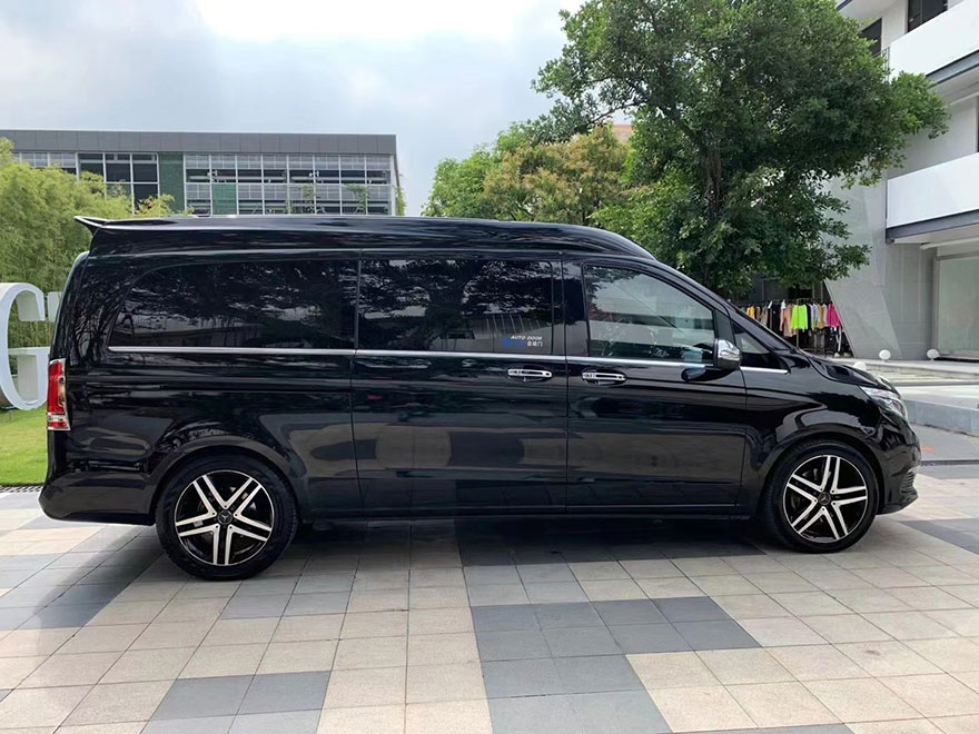 Chinese Guangzhou driver accompanies rental Mercedes Benz V260 commercial vehicle company