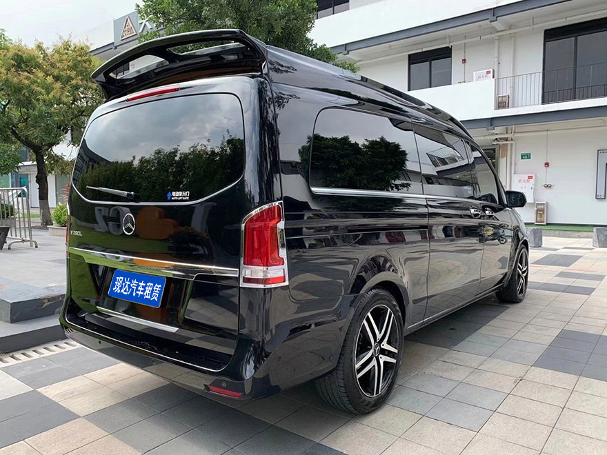 Chinese Guangzhou driver accompanies rental Mercedes Benz V260 commercial vehicle company