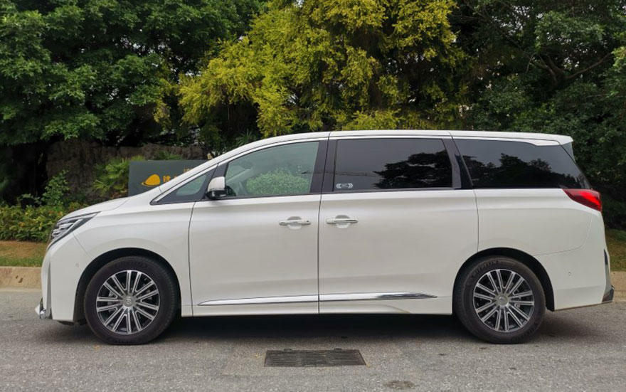 Chinese Guangzhou driver accompanies rental of 7-seater MPV commercial vehicle