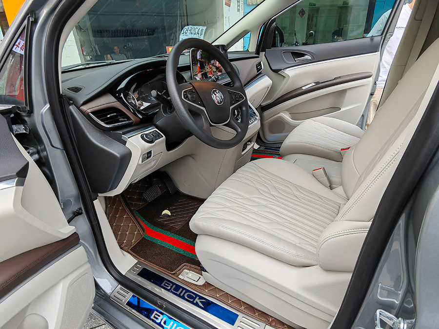 Rent the new Buick Business GL8 652T (7-seater) with a driver,Xianda is the preferred car rental company in Guangzhou,Guangdong Province,China