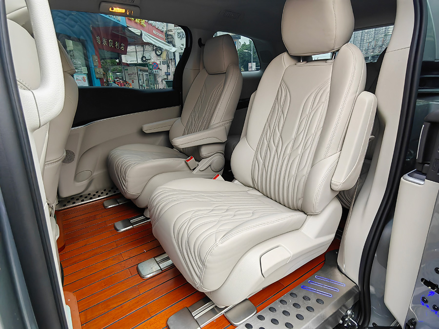 Rent the new Buick Business GL8 652T (7-seater) with a driver,Xianda is the preferred car rental company in Guangzhou,Guangdong Province,China