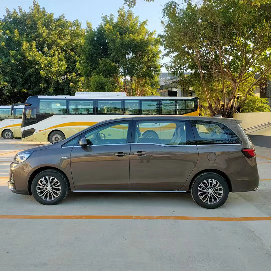 Rent the new Buick Business GL8 652T (7-seater) with a driver,Xianda is the preferred car rental company in Guangzhou,Guangdong Province,China