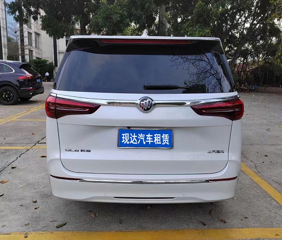 Guangzhou takes a driver to work and rents a Buick GL8 car,Xianda is the preferred car rental company in Guangzhou,Guangdong Province,China